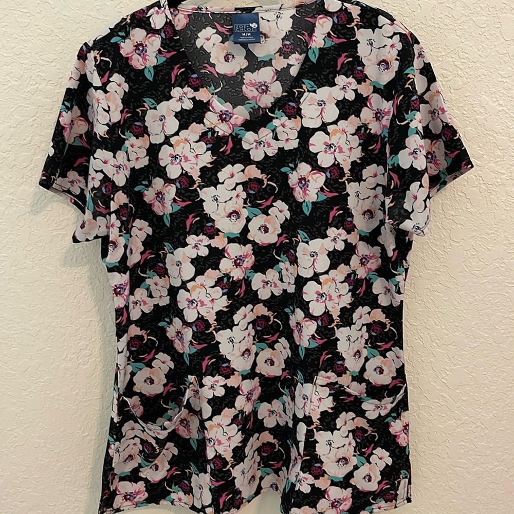 Zoe + Chloe Women's Floral print scrub top Medium Black and Pink Medium